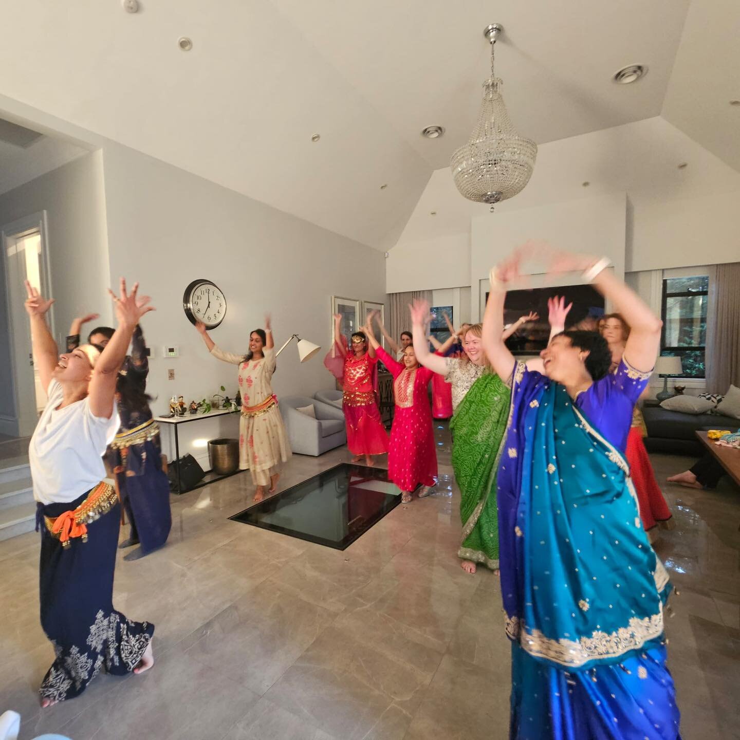 Some more photos from teaching in Ruta&rsquo;s home 

If you are looking for entertainment or someone to teach YOU some moves&hellip;click the link in our bio

#dance #learn #fun #bollywood #home #dancers #try #colour #india