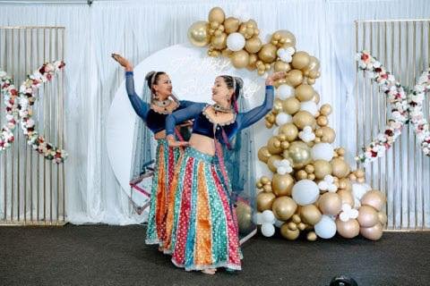 ✨Our beautiful Mona and Dorothy performing at a 1st birthday party in Kunwal ✨

Thoughts on bringing back these multi-colored skirts? 🤔😄

#birthday #india #dancers #bollywood #skirts #colour #perform