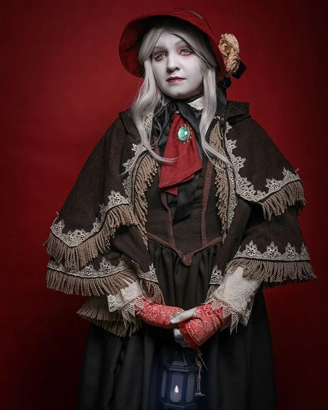 okay, one more from the #bloodbornecosplay shoot done with @azimedes. #newfriendships with the camera and cosplay 🤣
&mdash;&mdash;
#plaindoll #cosplayofinstagram #canon5d #portraitphotography #cosplayphotoshoot #cosplayphotography