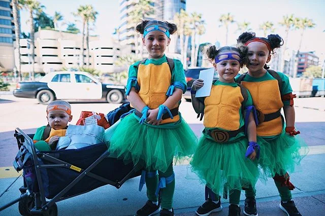 And the cutest #cosplay award goes to this motley crew @sdcc_2019 
#teenagemutantninjaturtles #tmntcosplay #comiccon #sandiegocomiccon2019