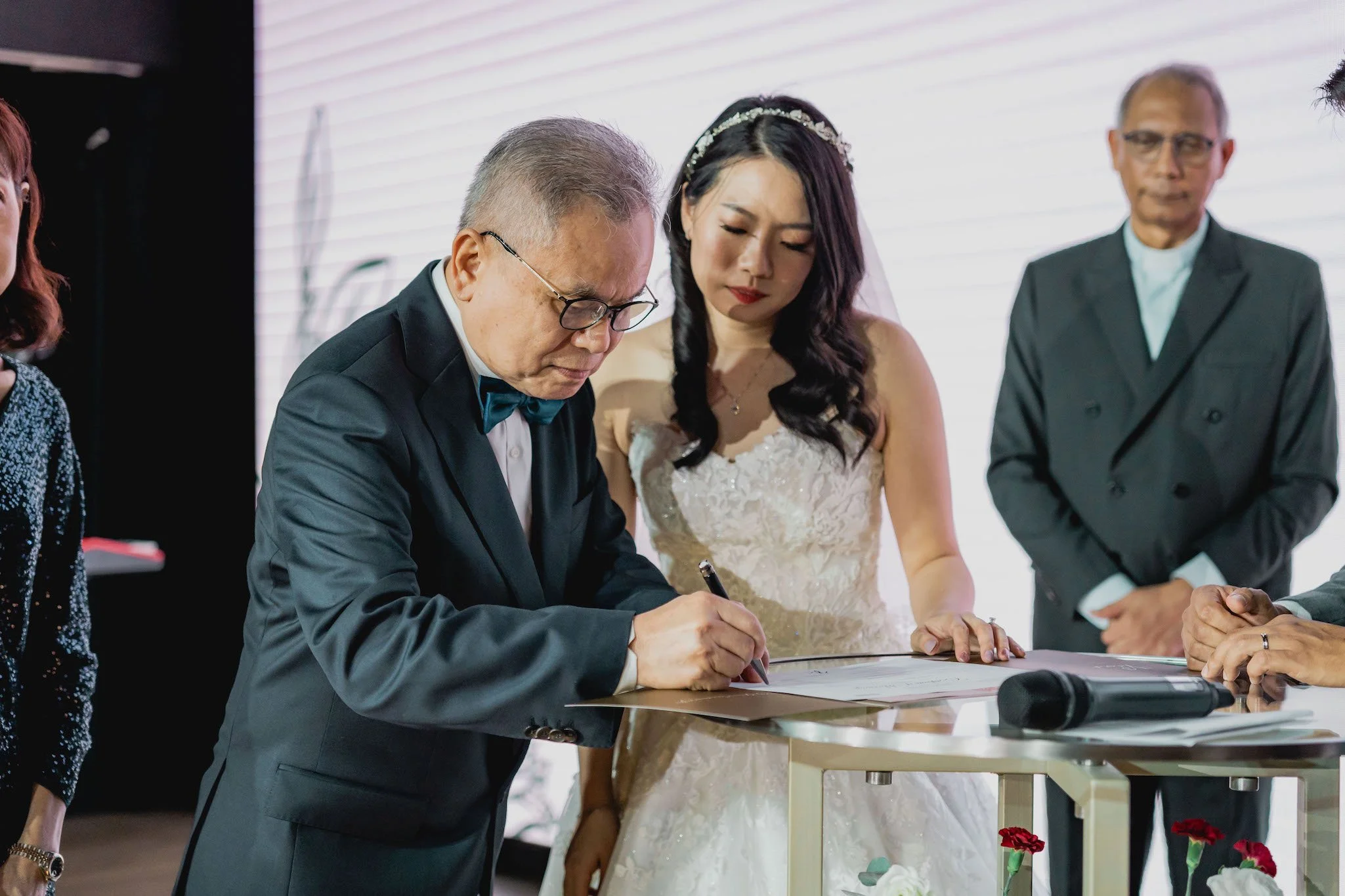 Singapore-ritz-carlton-millenia-wedding-photography-solemnisation-engagement-photographer-banquet-portraits-best-photographer-129.jpg