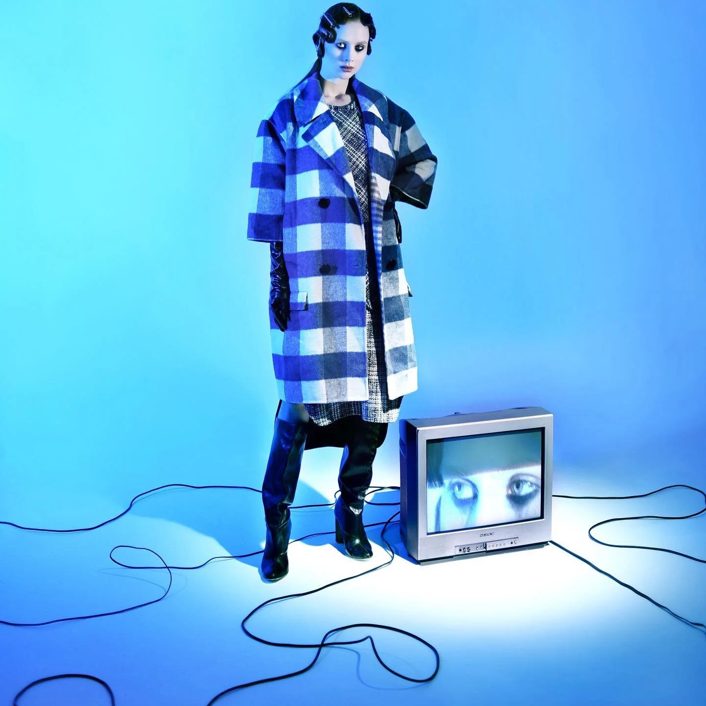 World On A Wire , fashion spread for @pap_magazine 🤖

Photo &amp; Concept : @kazuo.katsu 
Assist: @hafzan_or_ijan 
Video: @jufrijamal 
Stylist: @sashaivanjournal 
Makeup: @imstevensunny 
Hair: @iamyujian 
Model: @itshannaboyko @tangerinemodels 
Stud