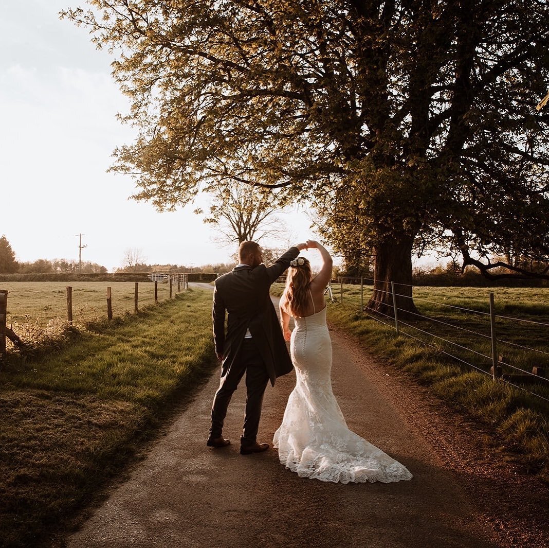 OH MY // Dancing in the sunset. Time to yourselves is so important on your wedding day. 

Wedding: B&amp;A, April 2022
Photographer: @nicoladawsonphotography 

#balcombeplace #weddingvenue #countryhousewedding #firstdance #goldenhour
