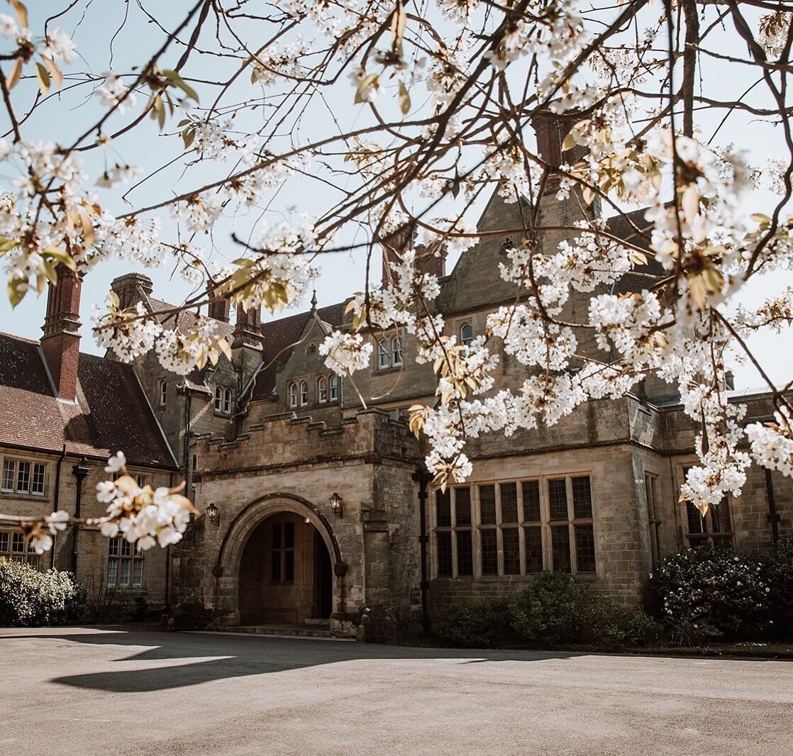 SPRING // All this sunshine has us very excited for spring and the start of our new season.

Photographer: @nicoladawsonphotography 

#balcombeplace #eventvenue #weddingvenue #countryhouse #countrylife