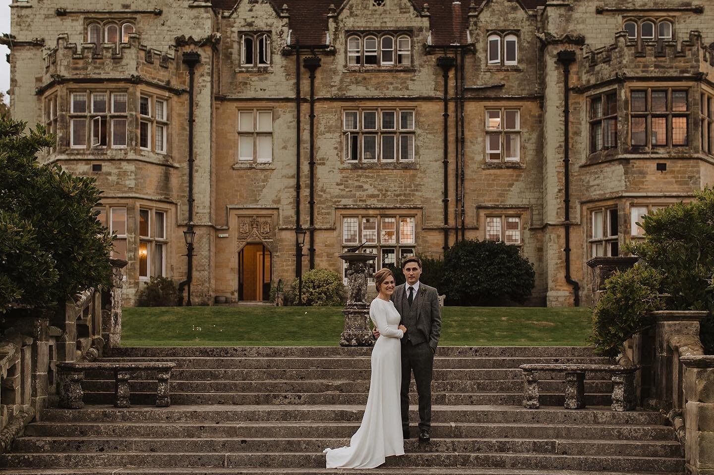 THE HOUSE // A backdrop for the sensational. 

Celebration: L&amp;L, October 2021 - We were luckily enough to also host their marriage in October 2020. 
Photographer: @albaturnbull 

#balcombeplace #weddingvenue #countryhouse #englishwedding #covidwe