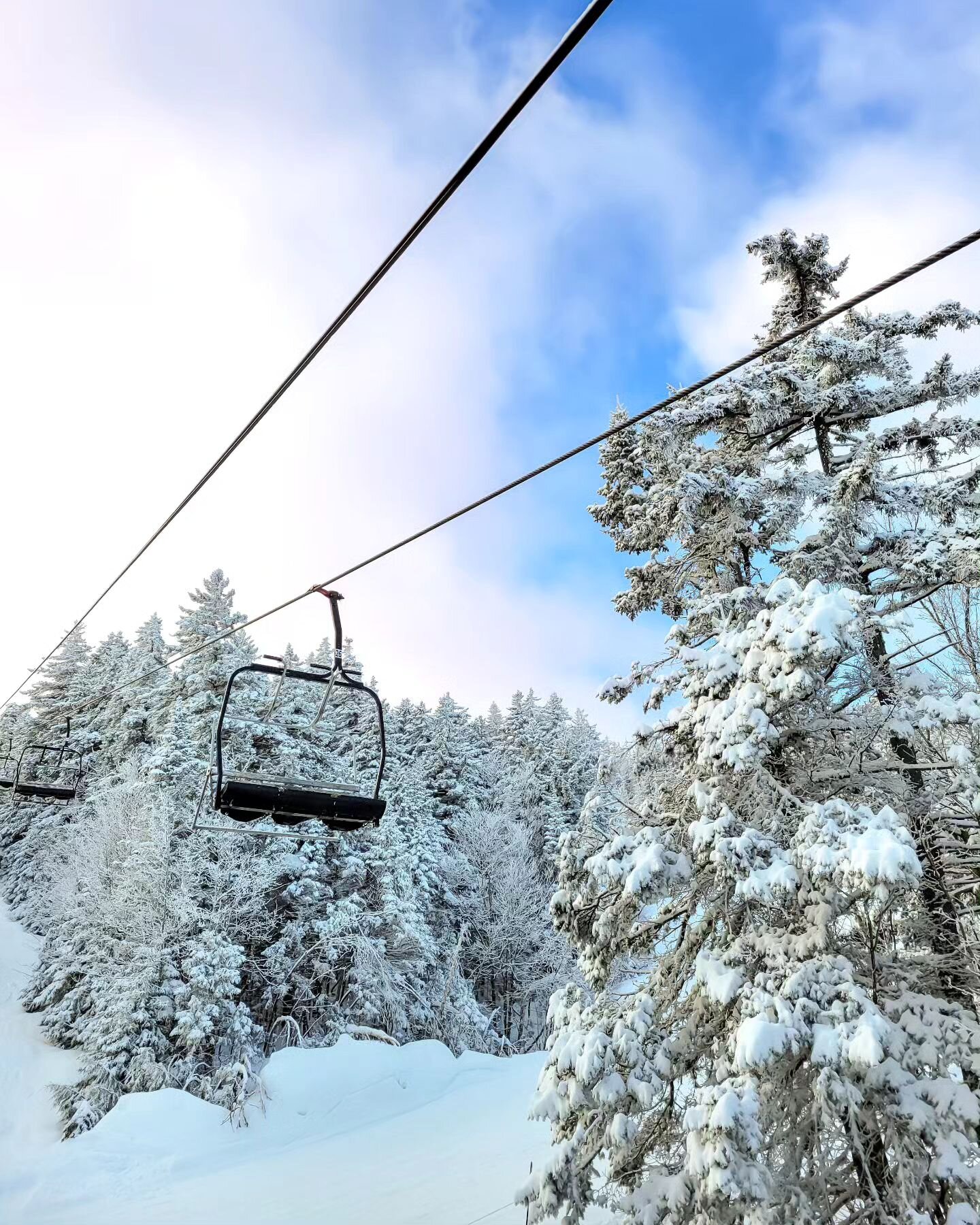 Mondays are for skiing with my boys, and we finally woke up to some fresh snow this morning! Every Monday after school, my boys and I head to the slopes for some night skiing. It's become my favorite day of the week! ⛷️ 
.
.
.
.
#tiffanymizzellphotog