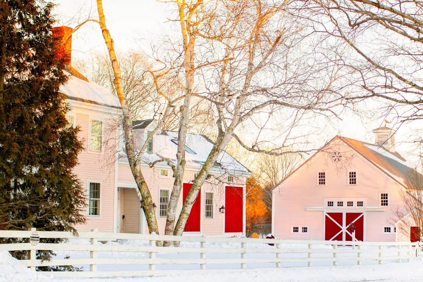 The morning after the first snow!
.
.
.
.
#tiffanymizzellphotography #kennebunk #Kennebunkmaine #maine #newengland #mynewengland #rslove #dslooking #mybhg #myoklstyle #theeverygirl #countrylivingmag #countryliving #pinkfarmhouse #pinkbarn #mainewinte