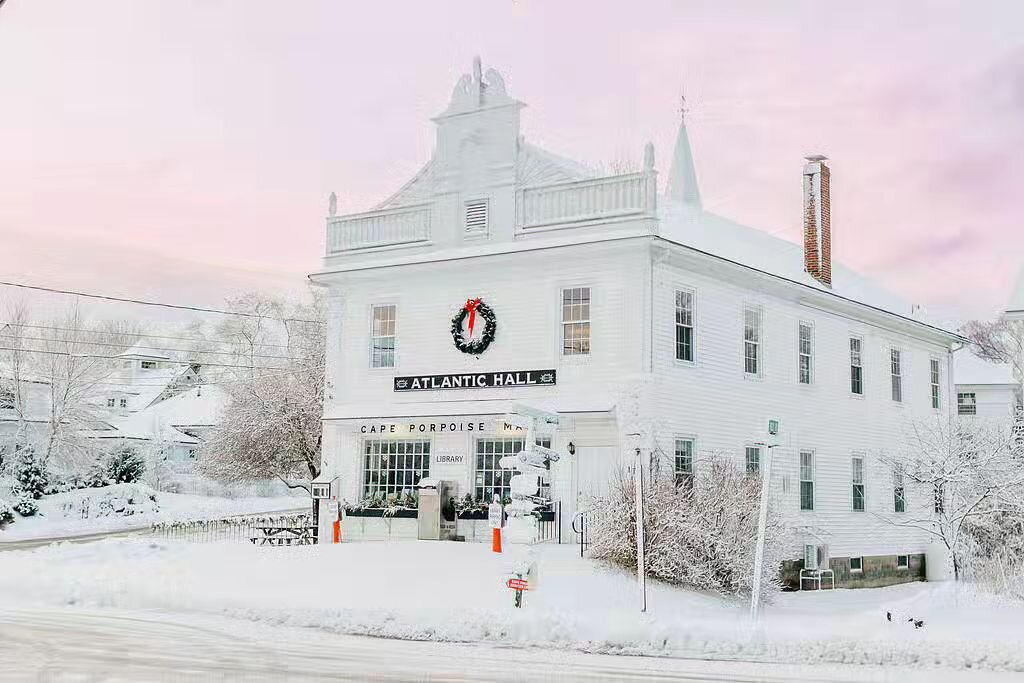 Yesterday morning, waking up to snow!
.
.
.
.
#tiffanymizzellphotography #kennebunkportmaine #capeporpoise #maine #newengland #mymaine #rslove #dslooking #myoklstyle #tlpicks #theeverygirl #freshsnow #mainewinter #snowday #visitmaine #capturemaine #c