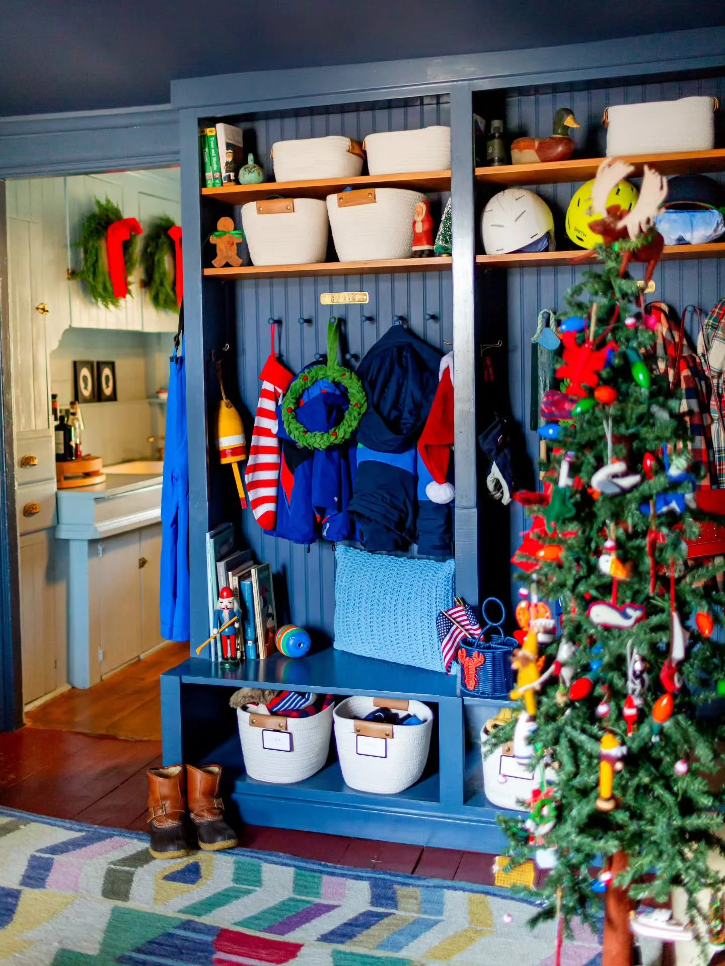 Even our mudroom has some holiday cheer!! Happy Friday everyone!!❤️
.
.
.
#tiffanymizzellphotography