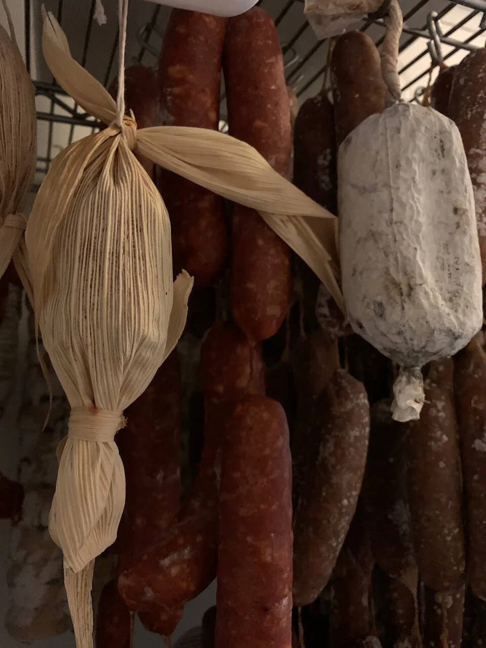 Nuestro salami en tusa pasó su tiempo de espera (50 días) en buena compañía.