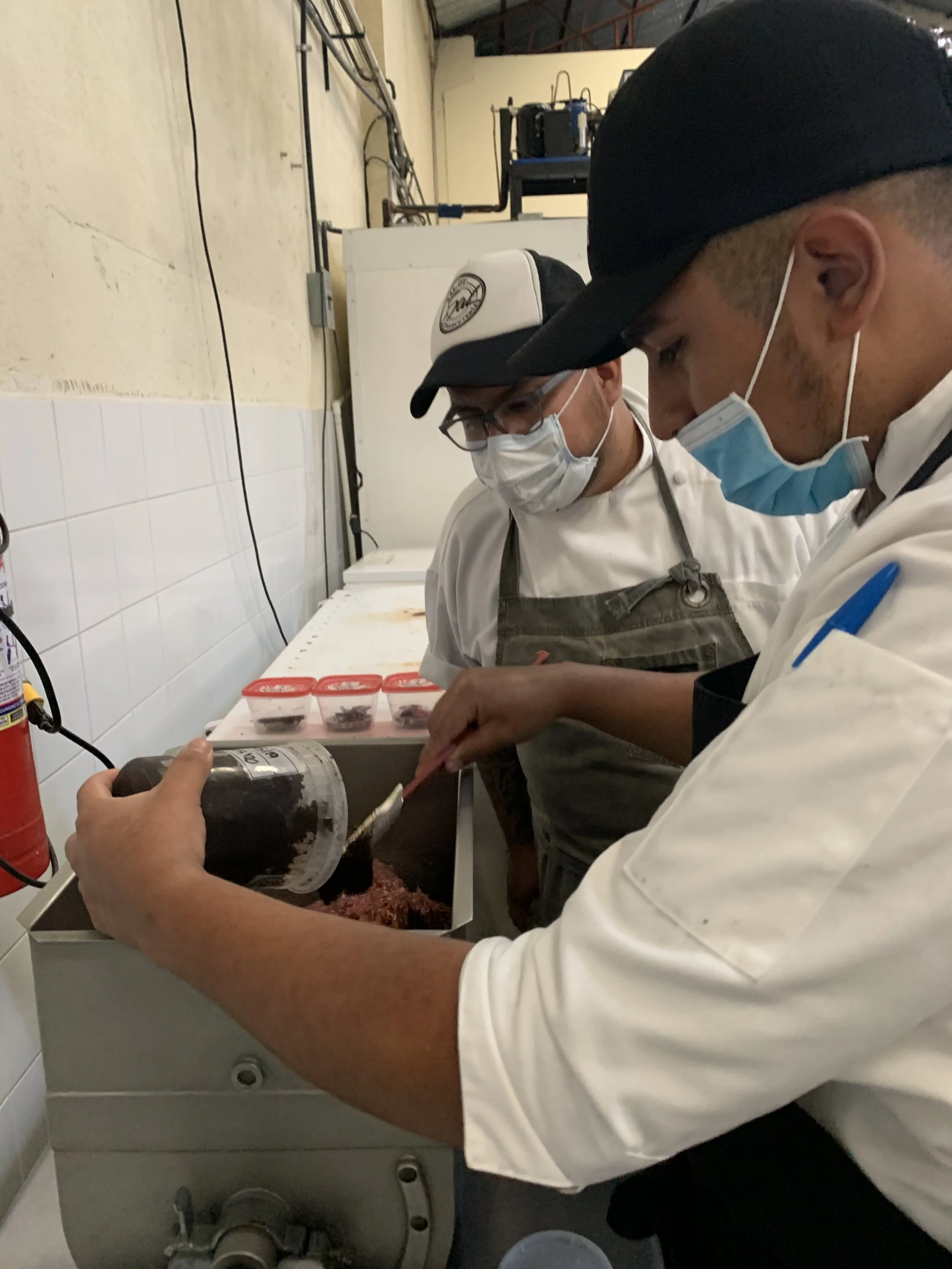 Preparando la mezcla con el ajo negro.