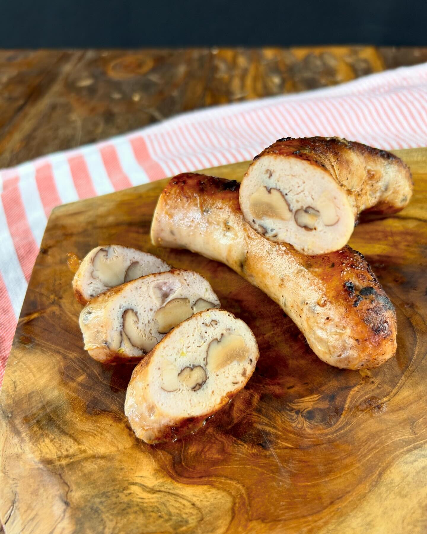 La Salchi del Mes - Salchi de Pollo y Hongos 🍗🍄 

&iexcl;Una bomba de sabor! Pechuga de pollo, hongos y especias. 

Perfecta para complementar una buena pasta, hacer hot-dogs de otro nivel o simplemente comerla preparada a la parrilla🔥 

Paquete d