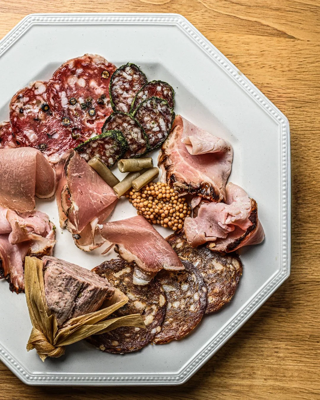 El vino y Charcutería suena como lo ideal para una tarde entre amigos.
Ven a disfrutar de nuestra charcutería realizada con cerdo de verdad, seleccionado y preparado para que siempre quieras regresar.
Visítanos en: en 3 avenida