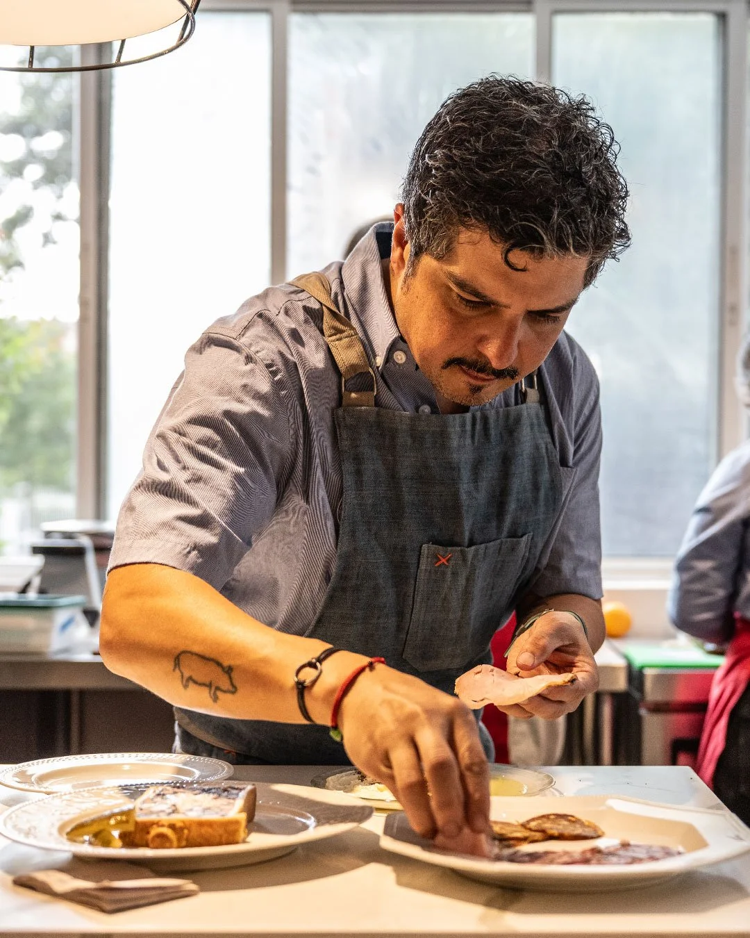 ¿Ya conocías a las manos detrás de todo lo que se crea en Sal?
Te presentamos a Peter Meng, chef guatemalteco e ingeniero en alimentos, quien diseña cada combinación con detalle para sorprender a tu paladar con sabo