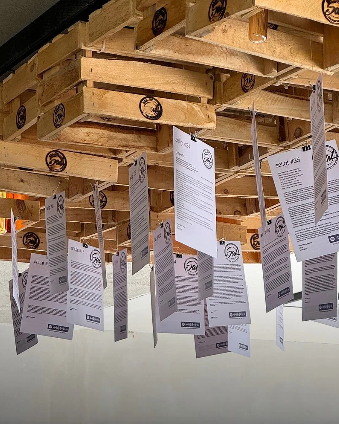 &iquest;Te has percatado de nuestras cajas en el techo? &iquest;Qu&eacute; significan?
Representan el inicio de Sal Charcuter&iacute;a y el poder de lo ef&iacute;mero: crear algo &uacute;nico e irrepetible. Fueron cajas de suscripci&oacute;n &uacute;