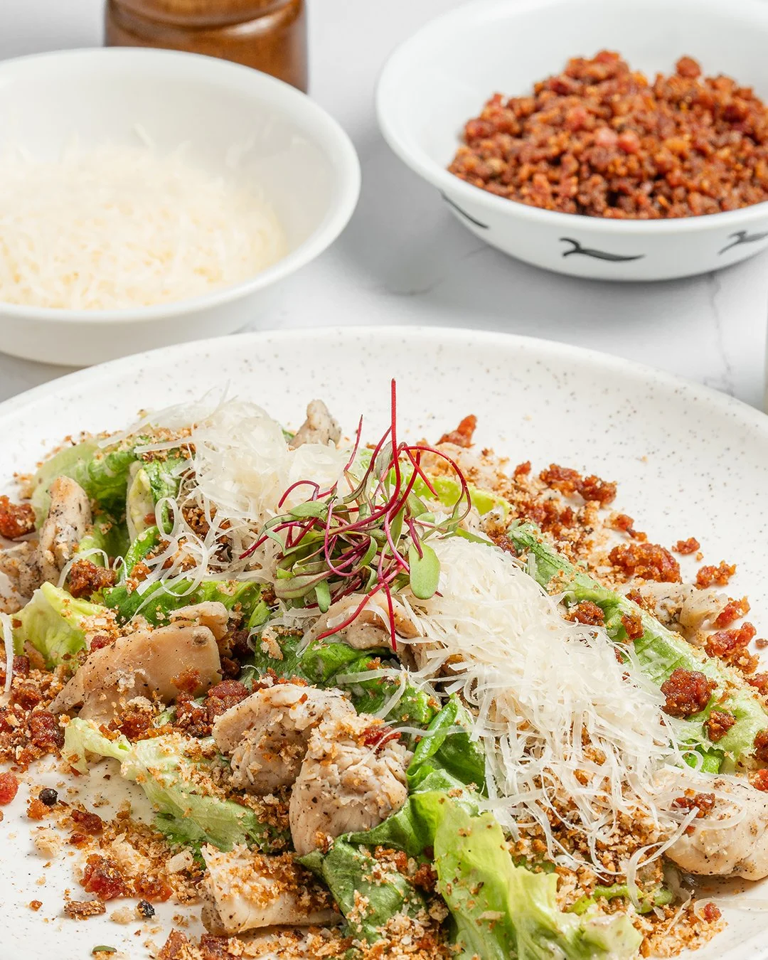 Si la dieta ya comenz&oacute;, no tiene por qu&eacute; ser solo pollo cocido con arroz y una ensalada aburrida.

 Aqu&iacute; creemos que comer m&aacute;s saludable no significa comer feo.
Mejor ven por nuestra Ensalada C&eacute;sar: lechuga mantequi