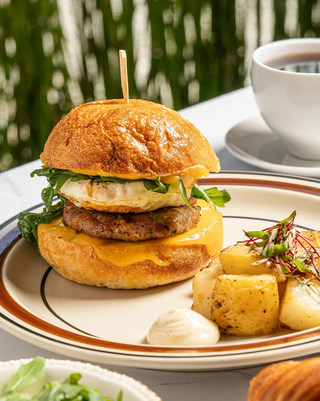 S&iacute;, te mereces empezar el d&iacute;a as&iacute;. Que nadie diga lo contrario. ☀️🐷
Nuestra salchicha de desayuno est&aacute; hecha para cumplir antojos: bien tostadita, en pan brioche, con queso derretido y un huevito perfecto. 🤩

 Si tu idea