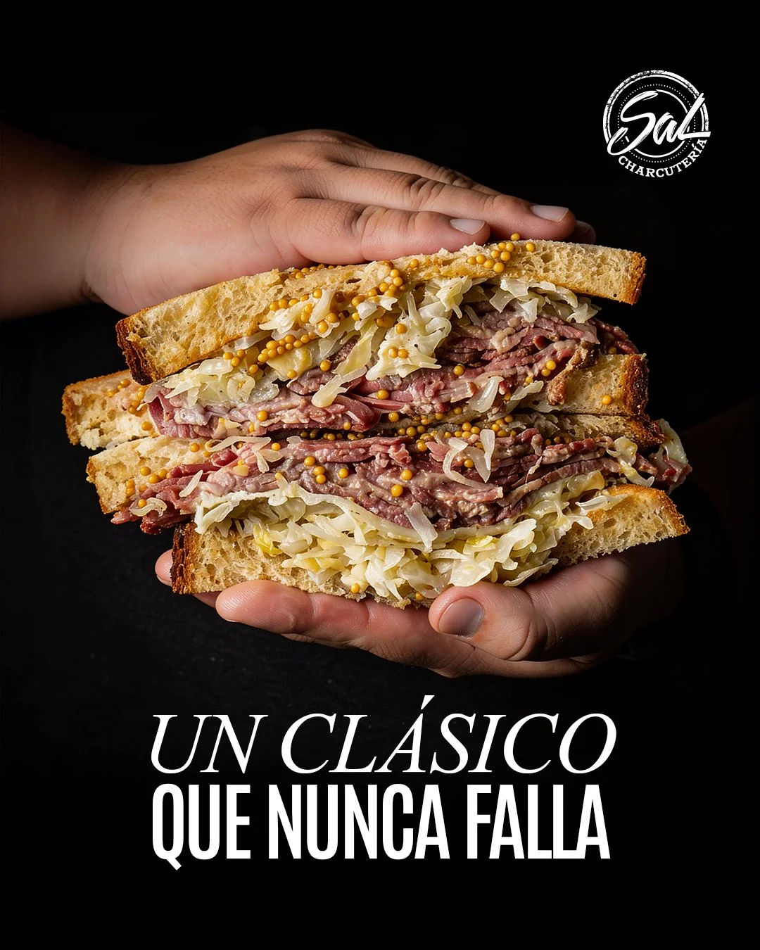 Reuben 🗽🥪
Un cl&aacute;sico que desde la primera mordida, sabes que hiciste una buena elecci&oacute;n y aunque creeme te vas a llenar, seguro vas a querer repetir. 
As&iacute; es el Reuben, como debe ser, con ingredientes bien hechos,
 Pastrami jug