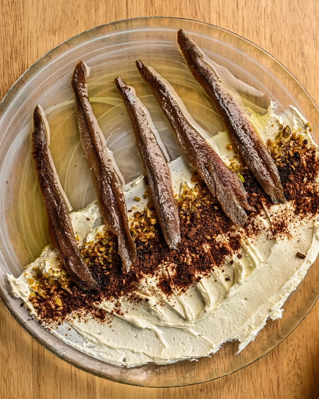 &iquest;Ah, te crees muy foodie? 🤨  Entonces seguro ya probaste anchoas&hellip; pero las de Sal son otra cosa 🫢. Peque&ntilde;as joyas del mar sobre crema de labneh, pistachos tostados y nuestra mezcla de chiles y cacao.

Preparadas exactamente par