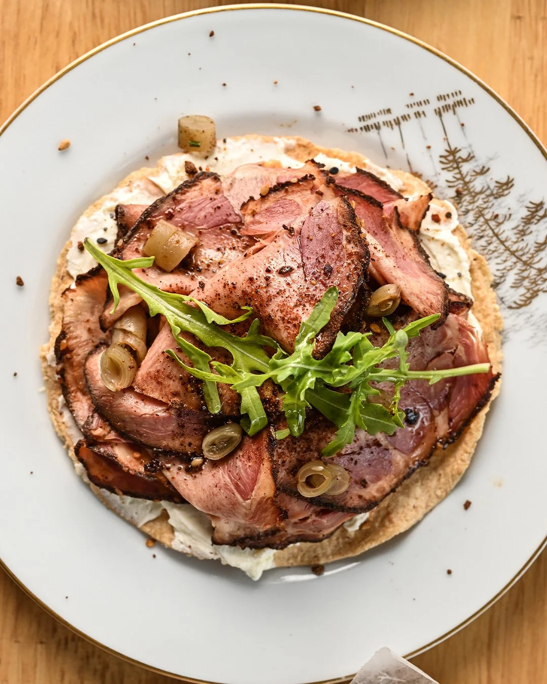 Pastrami de lengua 😋
Puede sonar ex&oacute;tico si no sos fan de la lengua&hellip; pero dale una oportunidad.
Es lengua de res preparada tipo pastrami, bien sazonada y suavecita, sobre pan campesino tostado. Lleva labneh (como un quesito cremoso y f