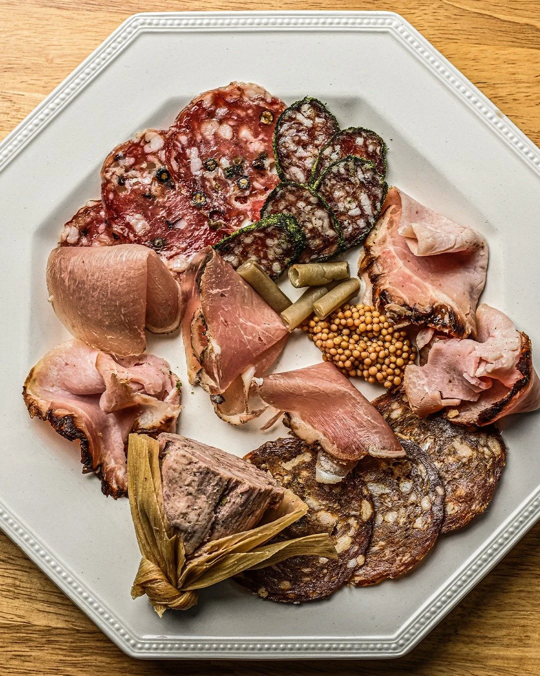 La mejores historias definitivamente fueron contadas alrededor de una mesa&hellip;🍽️
por eso nos encanta ofrecerte esos platos donde compartir es parte de la historia..

La joya de la casa: una selecci&oacute;n especial de carnes curadas, caviar de 