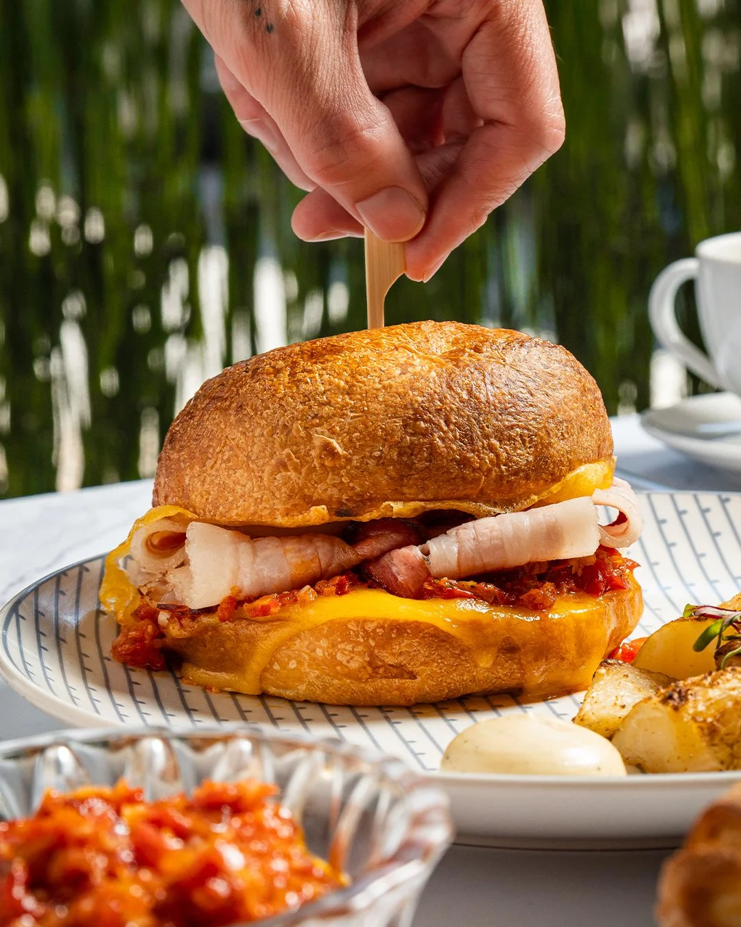Todav&iacute;a no entendemos eso de saltarte el desayuno y menos cuando entre las opciones est&aacute; un sanguche que incluye tocino y miel.
De verdad, tienes que probarlas. Pan campesino esponjadito,  sellado perfectamente para que quede doradita y