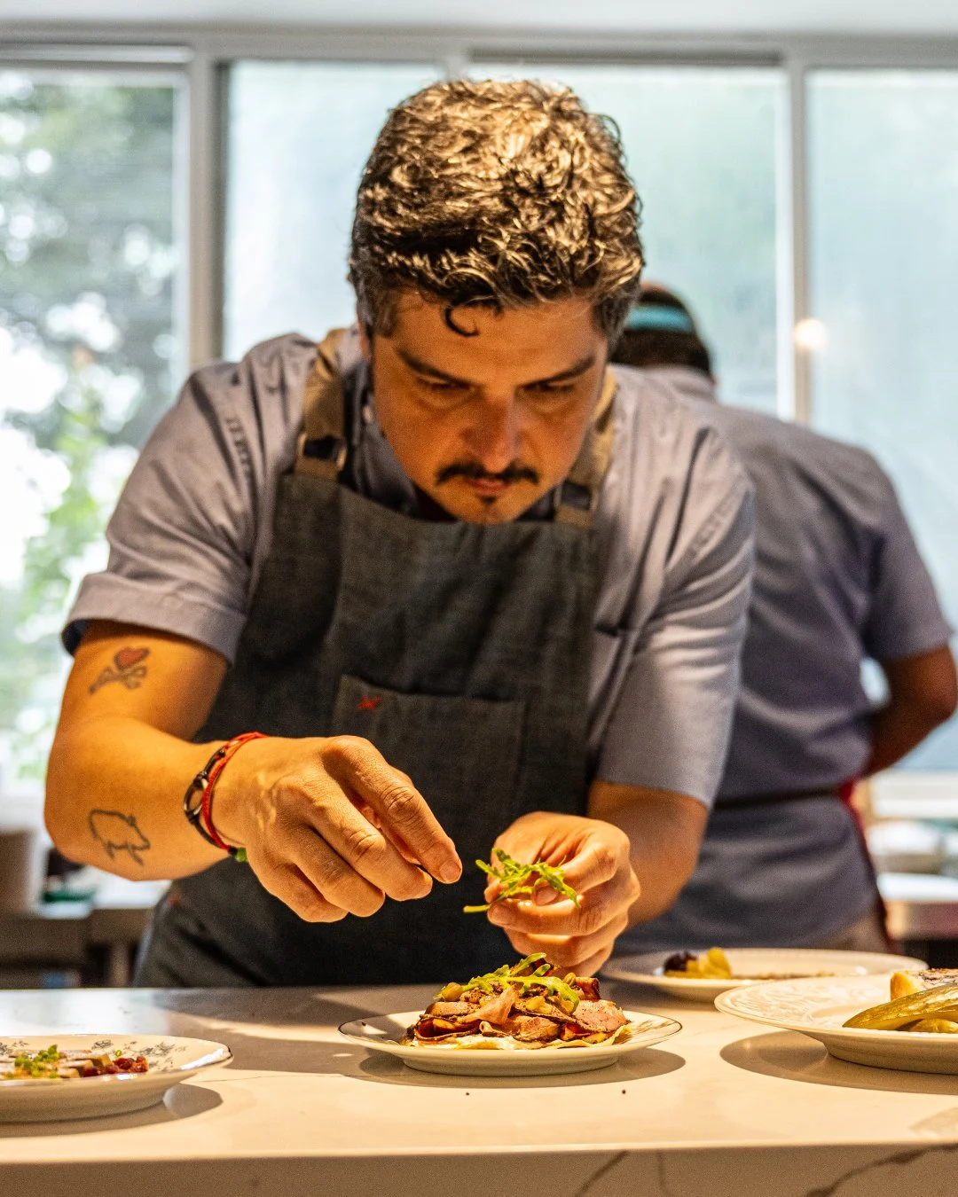 Aqu&iacute; todo se hace a mano, con intenci&oacute;n en cada detalle 
Cada plato est&aacute; pensado para que disfrutes el sabor como se debe, desde el primer bocado hasta el &uacute;ltimo.
📍 Vis&iacute;tanos en 3&ordf; Avenida 14-69, Zona 14.