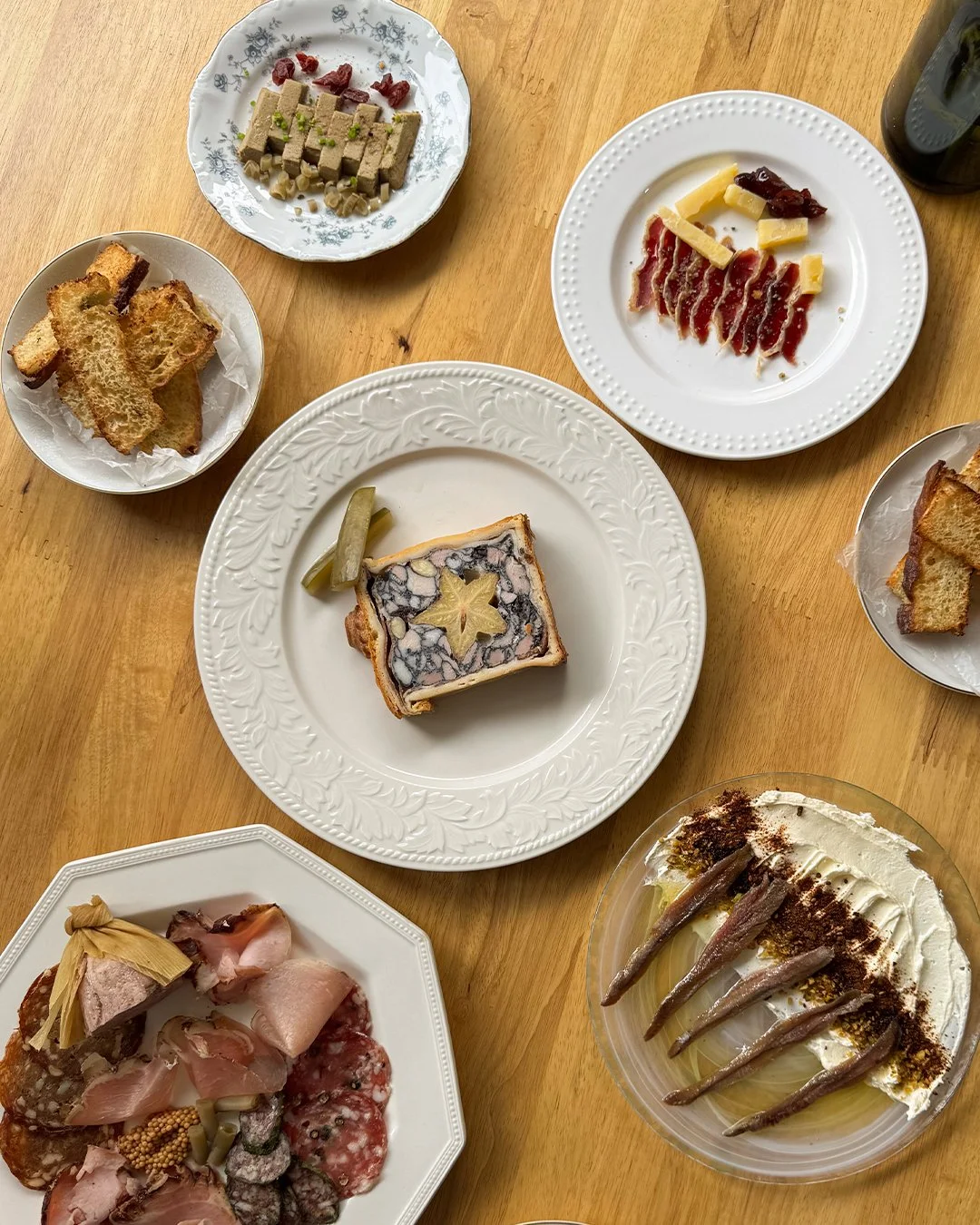 Cuando quieres variedad de la buena, vienes a SAL 
Aqu&iacute; siempre hay algo para picar: tablas de charcuter&iacute;a, platos para compartir y opciones que se disfrutan mejor entre varios.
Todo bien hecho, sin complicaciones&hellip; solo buen sabo