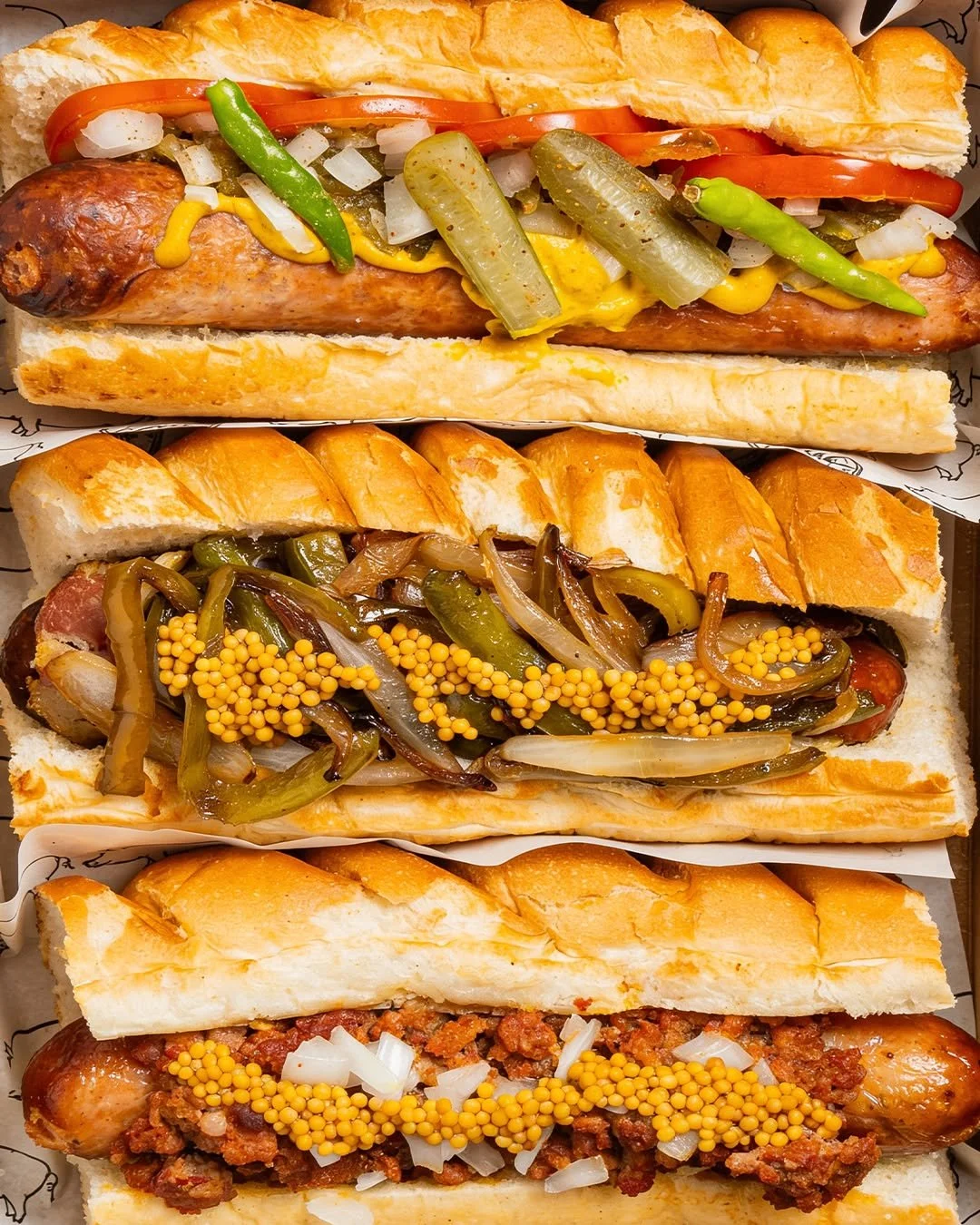 &iquest;Ya probaste nuestros hot dogs? 🌭
Aqu&iacute; no hacemos lo t&iacute;pico. Nos gusta darle la vuelta a lo cl&aacute;sico y crear versiones que realmente valen la pena de esas que te hacen replantear cada hot dog que te has comido antes 
Desde