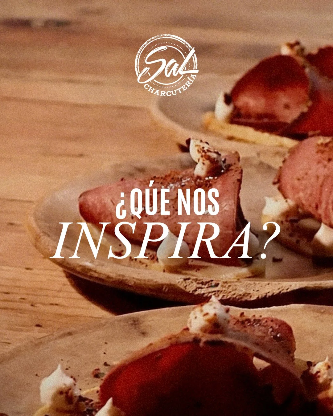 Cuando ven las ideas que sacamos de platos como hot dogs fuera de lo com&uacute;n, charcuter&iacute;a con personalidad, siempre preguntan: &iquest;de d&oacute;nde sale todo esto?
De probar, mezclar y no quedarnos con lo de siempre.
 De agarrar lo cl&