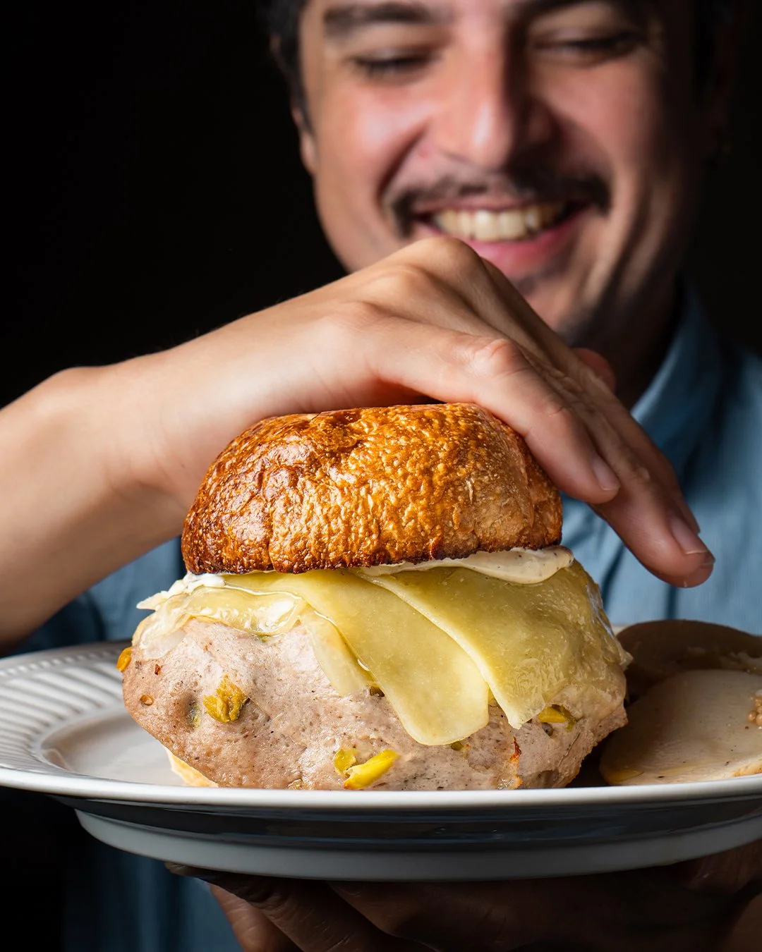 Aqu&iacute; sabemos hacer s&aacute;ndwiches&hellip; y esa sonrisa lo confirma 
Cuando lo tienes enfrente, ya sabes que viene algo serio en SAL 
D&eacute;janos presentarte la Marlarella:
mortadella suave, mostaza y pecorino salado en pan brioche. Bala