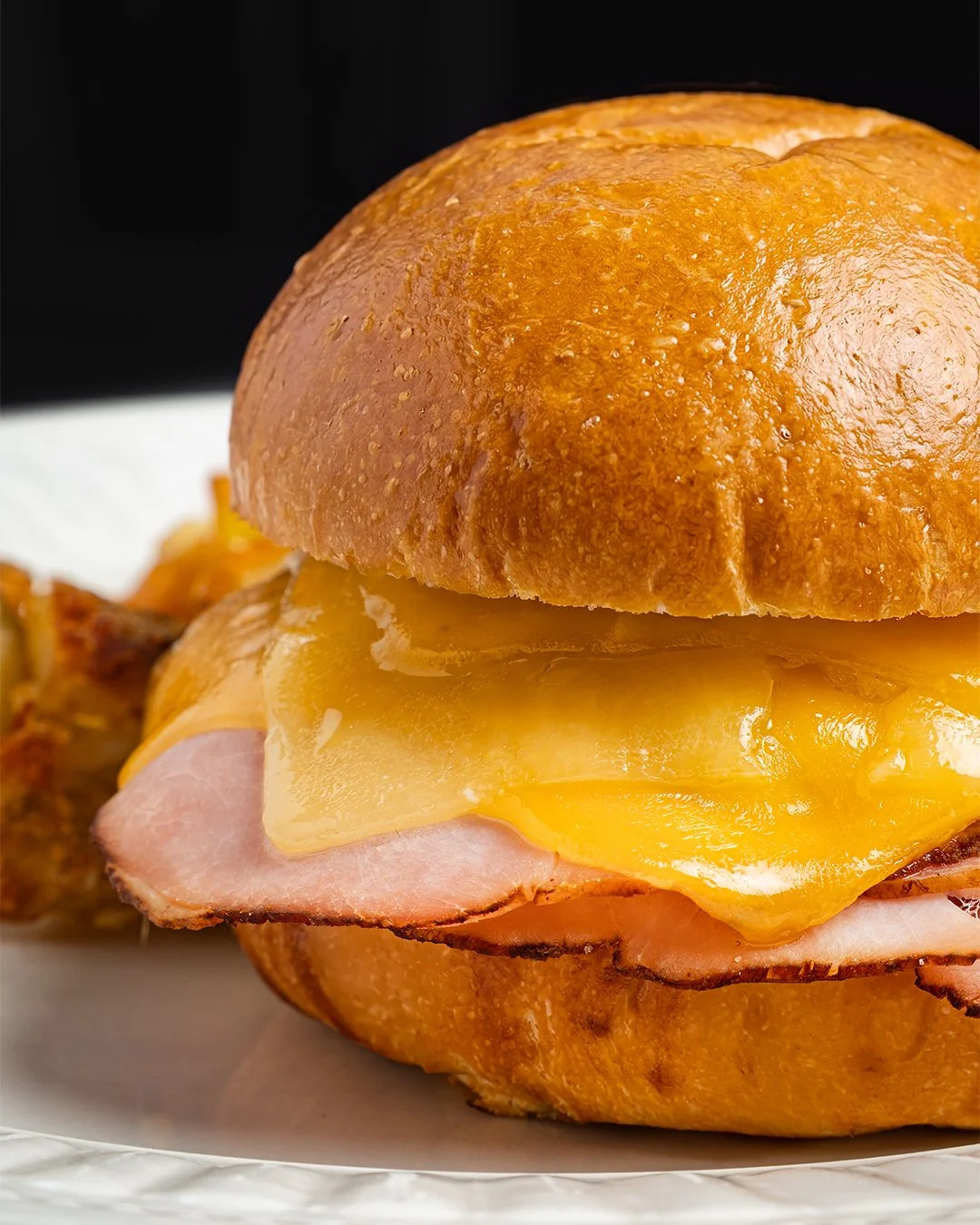 Nunca nadie se equivoc&oacute; combinando jam&oacute;n y queso derretido en un brioche calientito. Te vas a atorar como ̶c̶e̶r̶d̶o̶  oso hambriento frente una cubeta llena de salm&oacute;n.
Si vas hacer como a ser como el oso y atorarte 📍 ven a 3&or