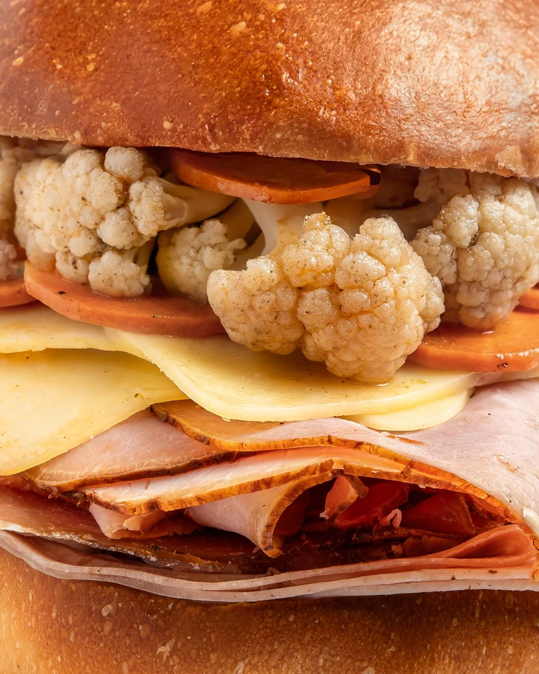 Dicen que el coche es feliz en el jard&iacute;n... y tienen toda la raz&oacute;n, siempre y cuando se trate del jard&iacute;n de la ensalada giardiniera de nuestra Muffuletta. 
Olv&iacute;date de los s&aacute;ndwiches tristes, aqu&iacute; metemos los