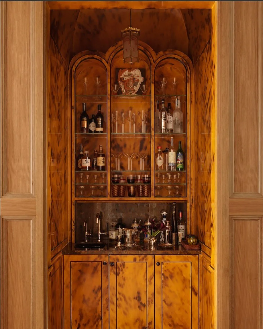 One of countless showstoppers&hellip; The spectacular bar in @fabbb_s Greenwich Village townhouse 🥃 

Repost @michaelsshome 

Design @fernando_santangelo and @coryharrisondesign 

Video@michaelsshome, photo @simonuptonphotos  and sittings editor @ca