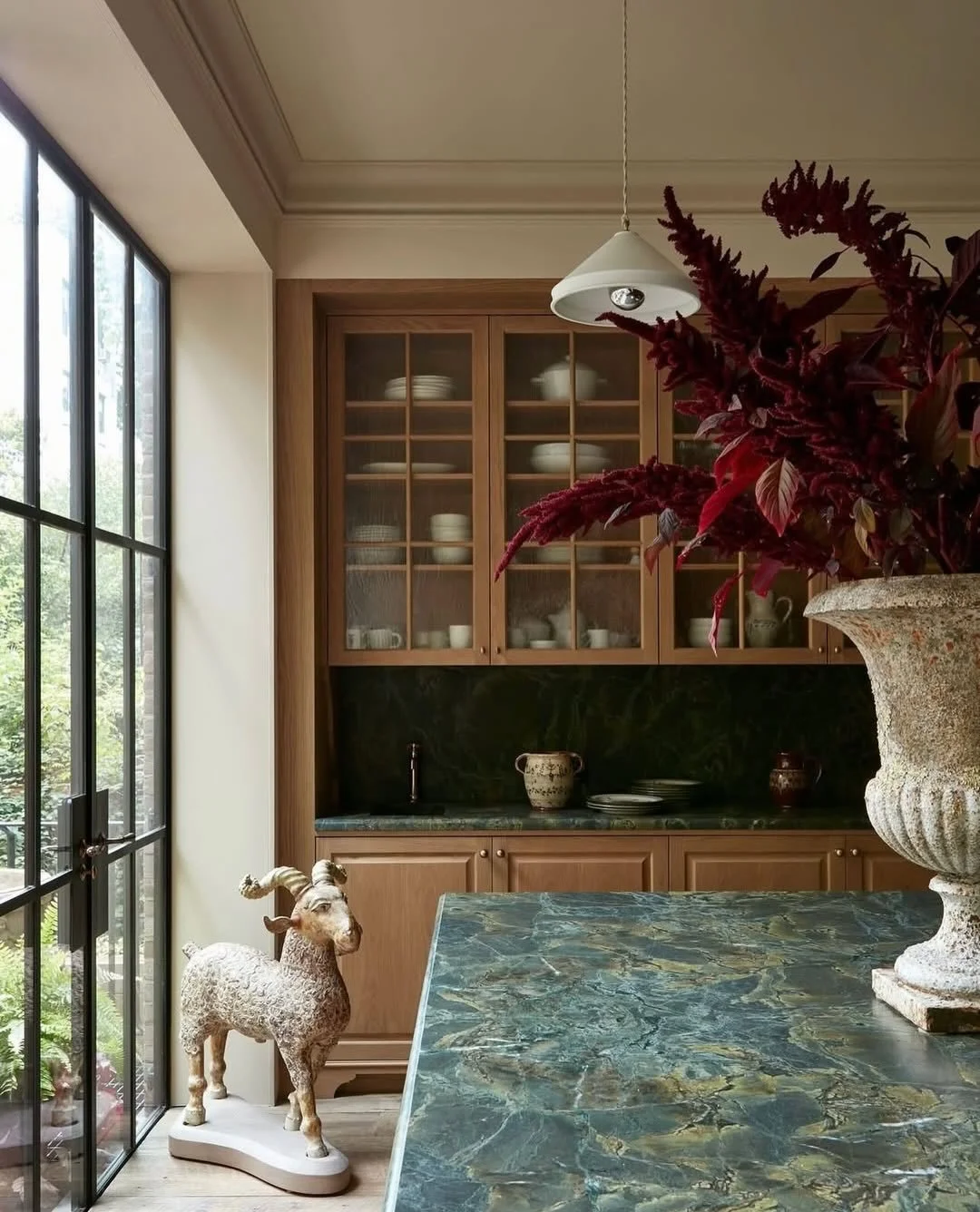 A cozy kitchen to warm up any cold winter day #millwork #design #elledecor #westvillagenyc  ___ #repost @urbanmillworknycinc @elledecor @brandonsanchezny @braddicksonimages