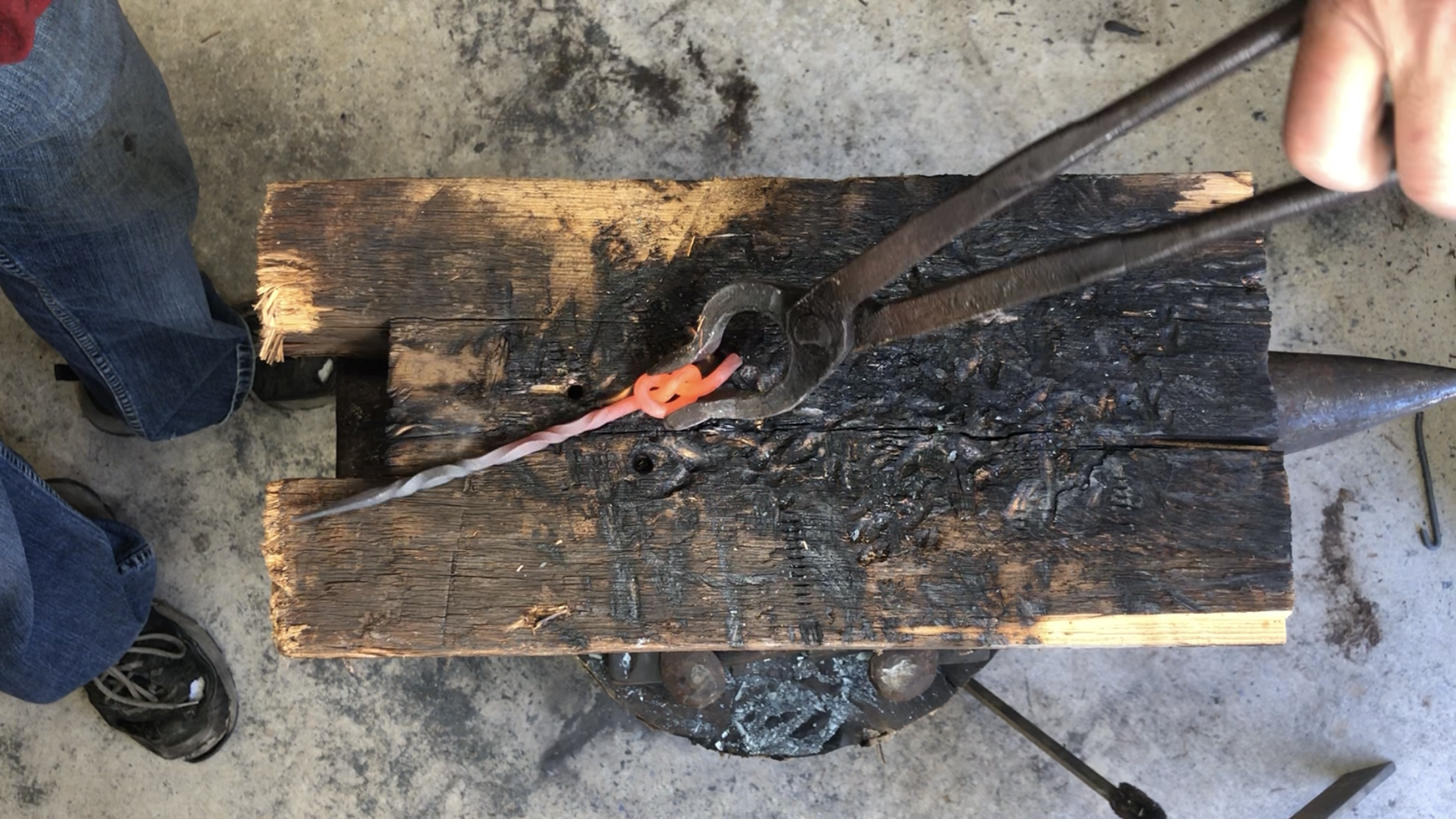 Forged_Knot__Hairstick_0011_workshop reverie.PNG