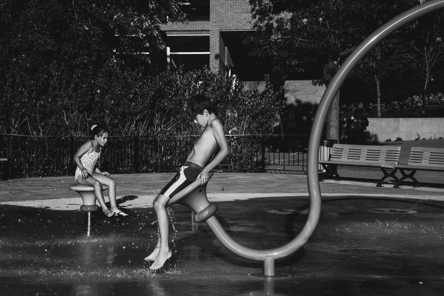 Montreal-family-photos-heat-wave-sprinkler-park04.jpg