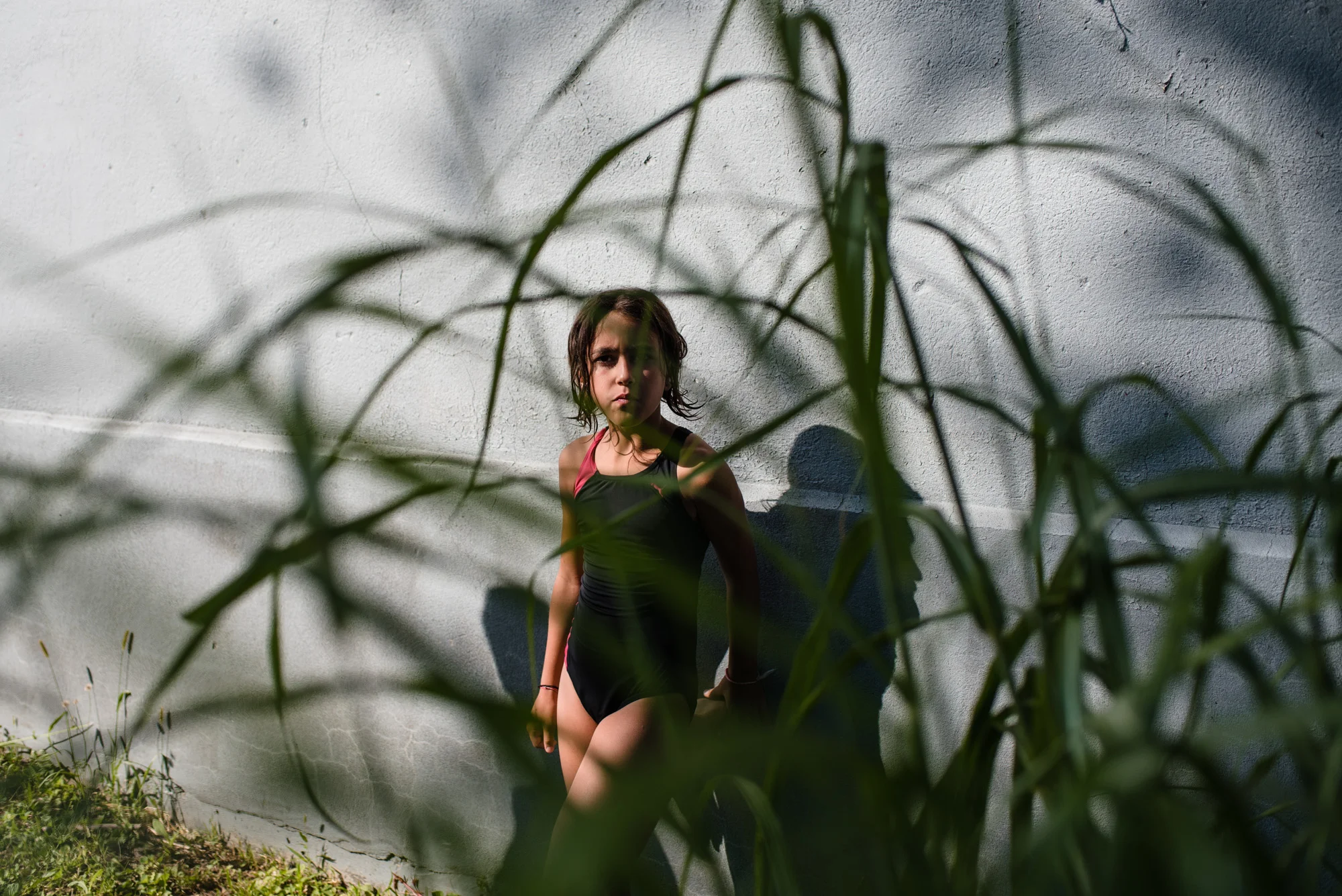 montreal-family-photographer-pool-photo-session03.jpg