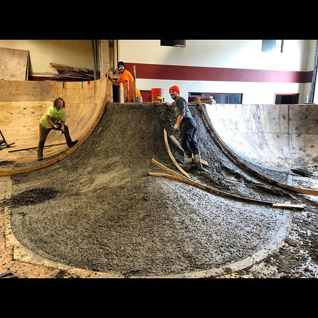 Before and after process pictures of the concrete hip we poured @whartonstwarehouse last January. 📷 @nefariousgrimace #5thpocketskateparks #5thpocketdesign #philly #philadelphiaskateboarding 
#designbuild #skateparkconstruction #skateparkdesign