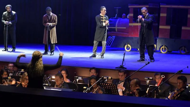 Eloy Alfaro Ópera , la creación del manabita Ángel Muentes Villafuerte, junto a la Orquesta Sinfónica de la ciudad dirigida por Andrea Vela. Foto Tomada del Diario Universo