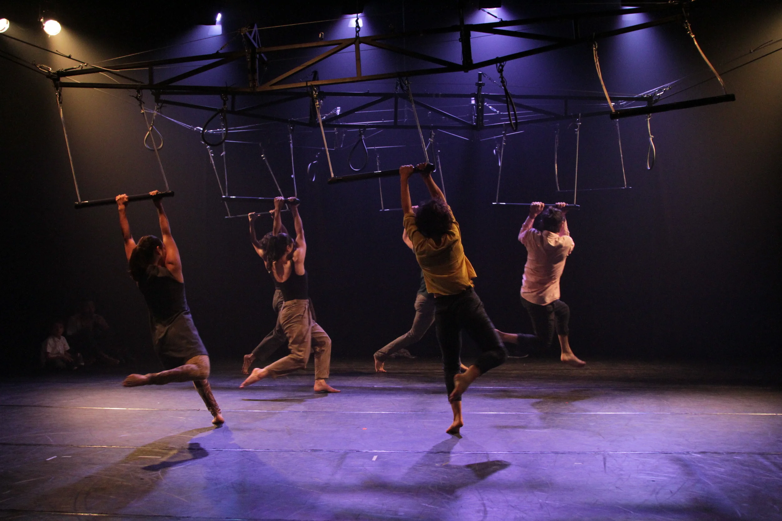 PIES SOBRE EL AGUA  / Genoveva Mora 