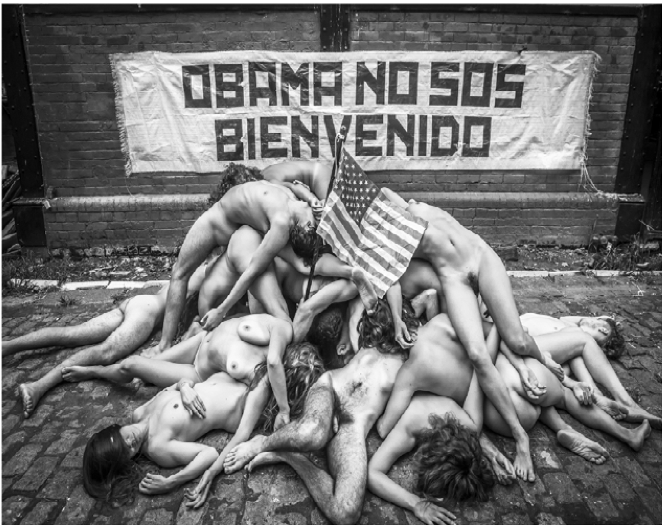 Postales “publicidad” entregadas por las promotoras al público.