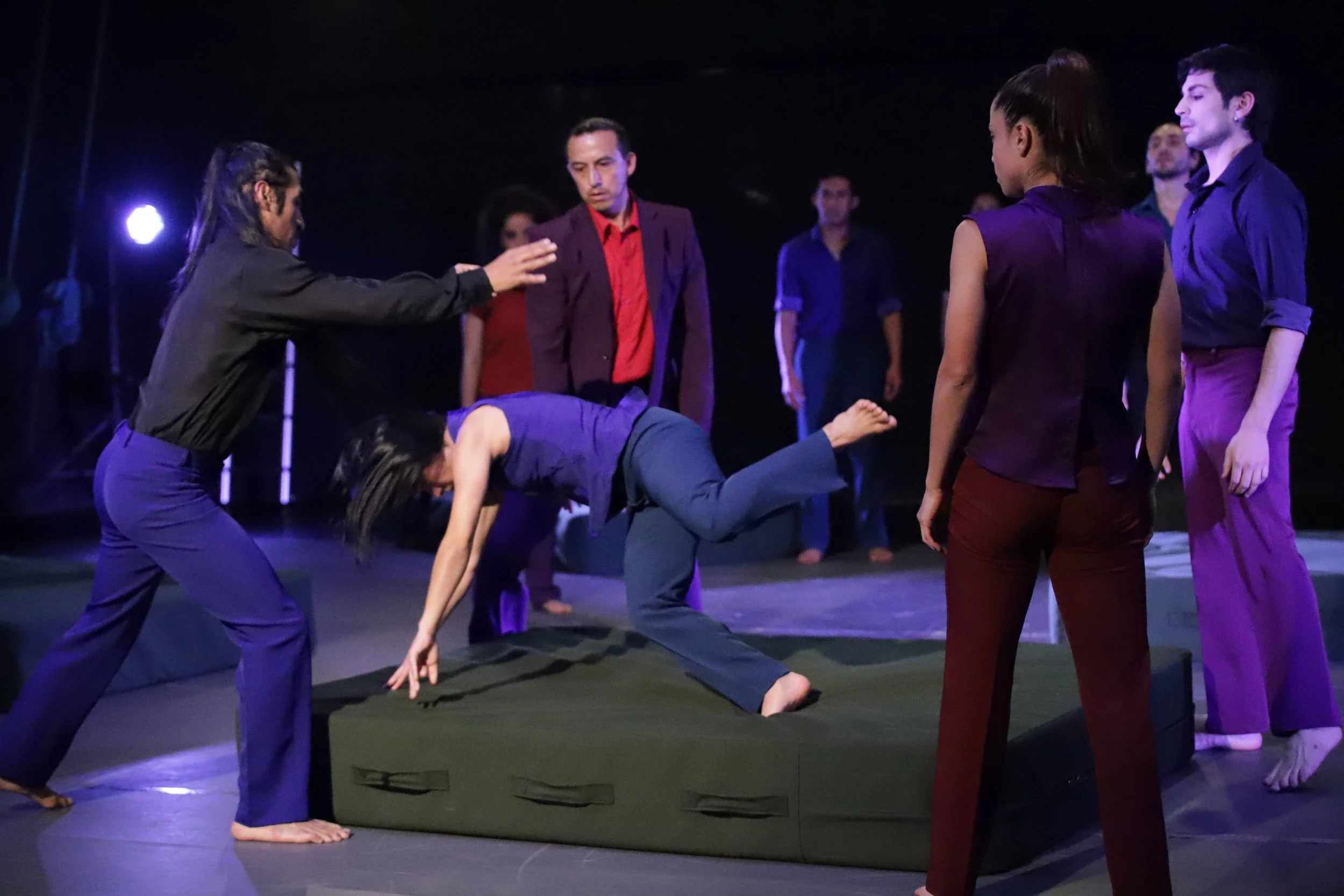 Los sortilegios de la pendiente: reseña de Colina Abajo / Mario Maquilón