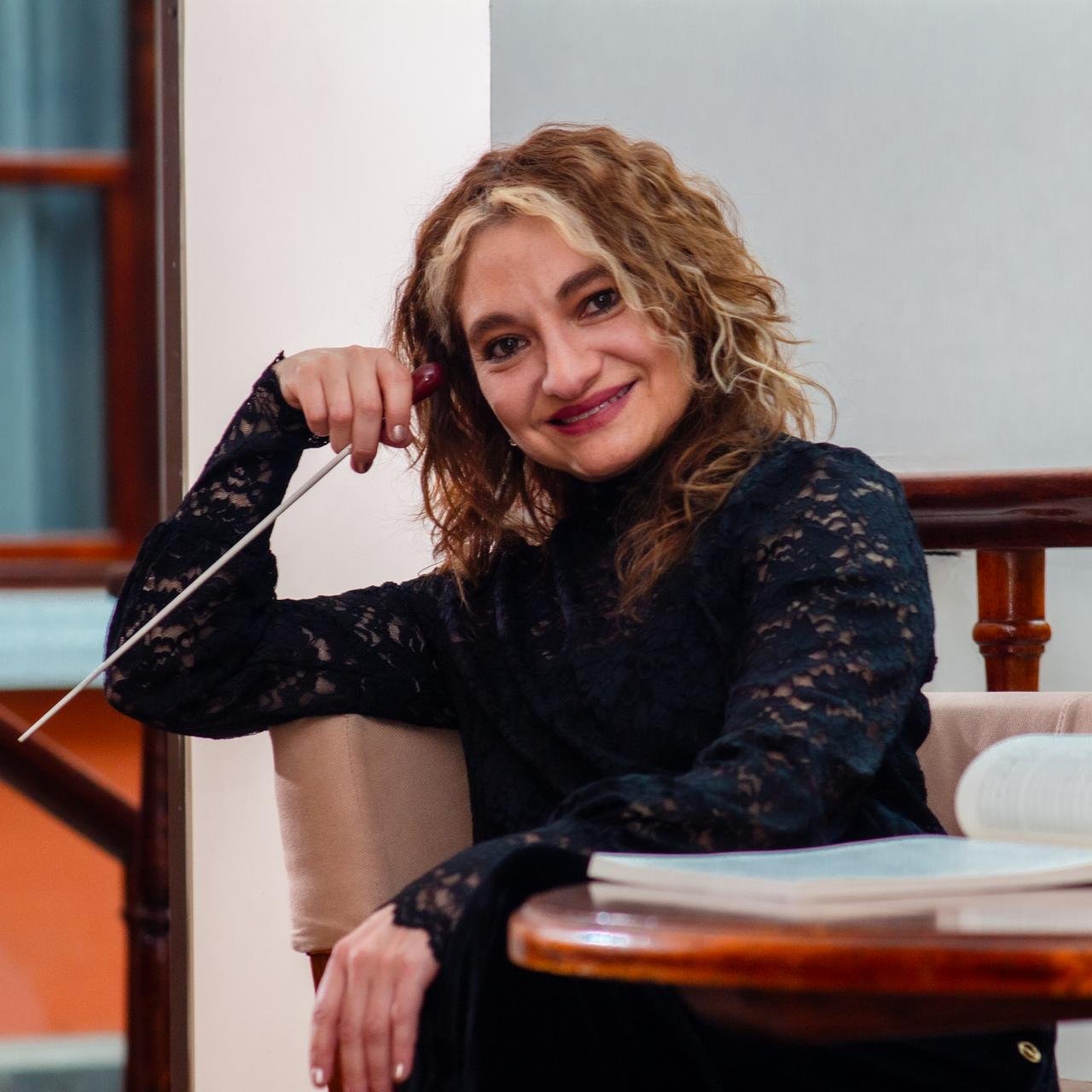 OTRAS MIRADAS l Andrea Vela: el alma detrás de COSMUNDO, la orquesta que nació para abrazar al mundo l María Augusta Tufiño Valdivieso