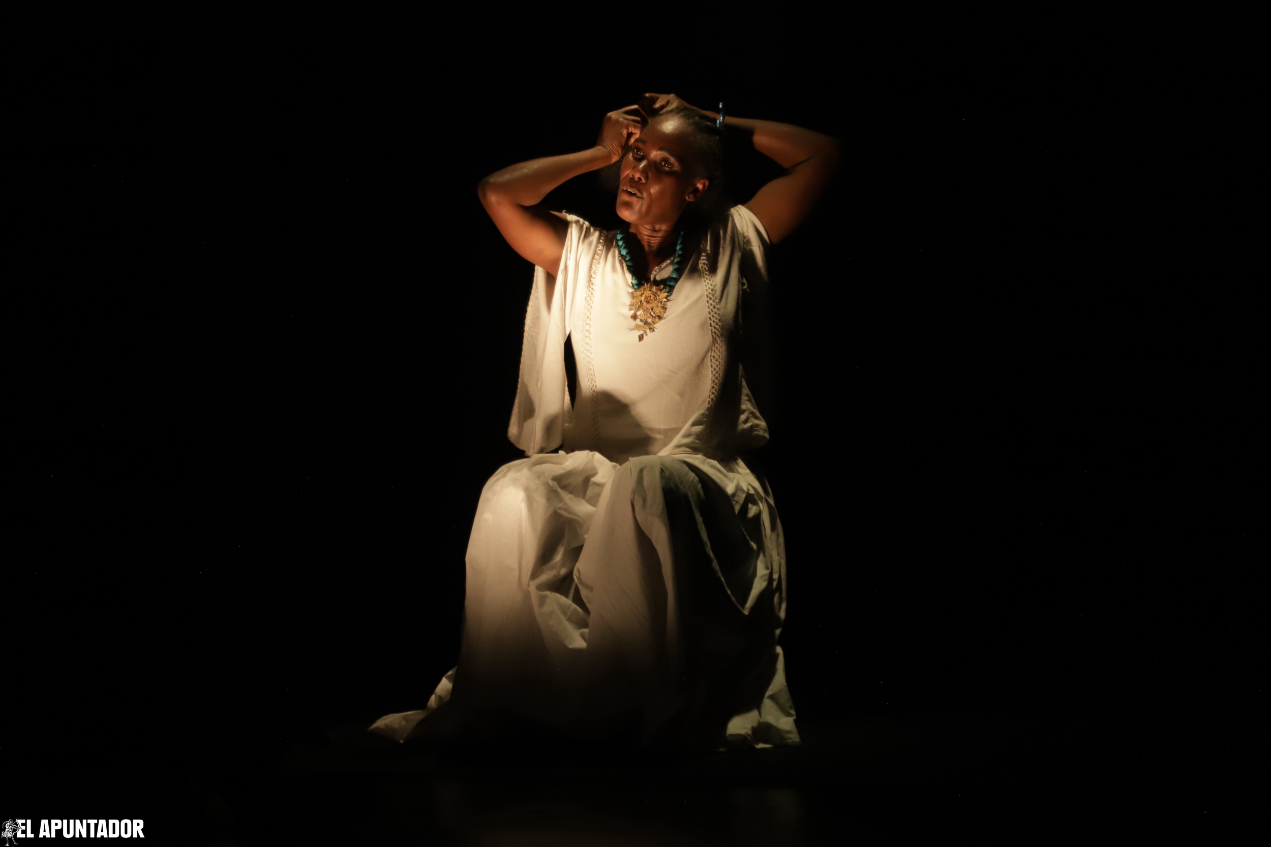 Héroes y coronas l Carmen Elena Jijón