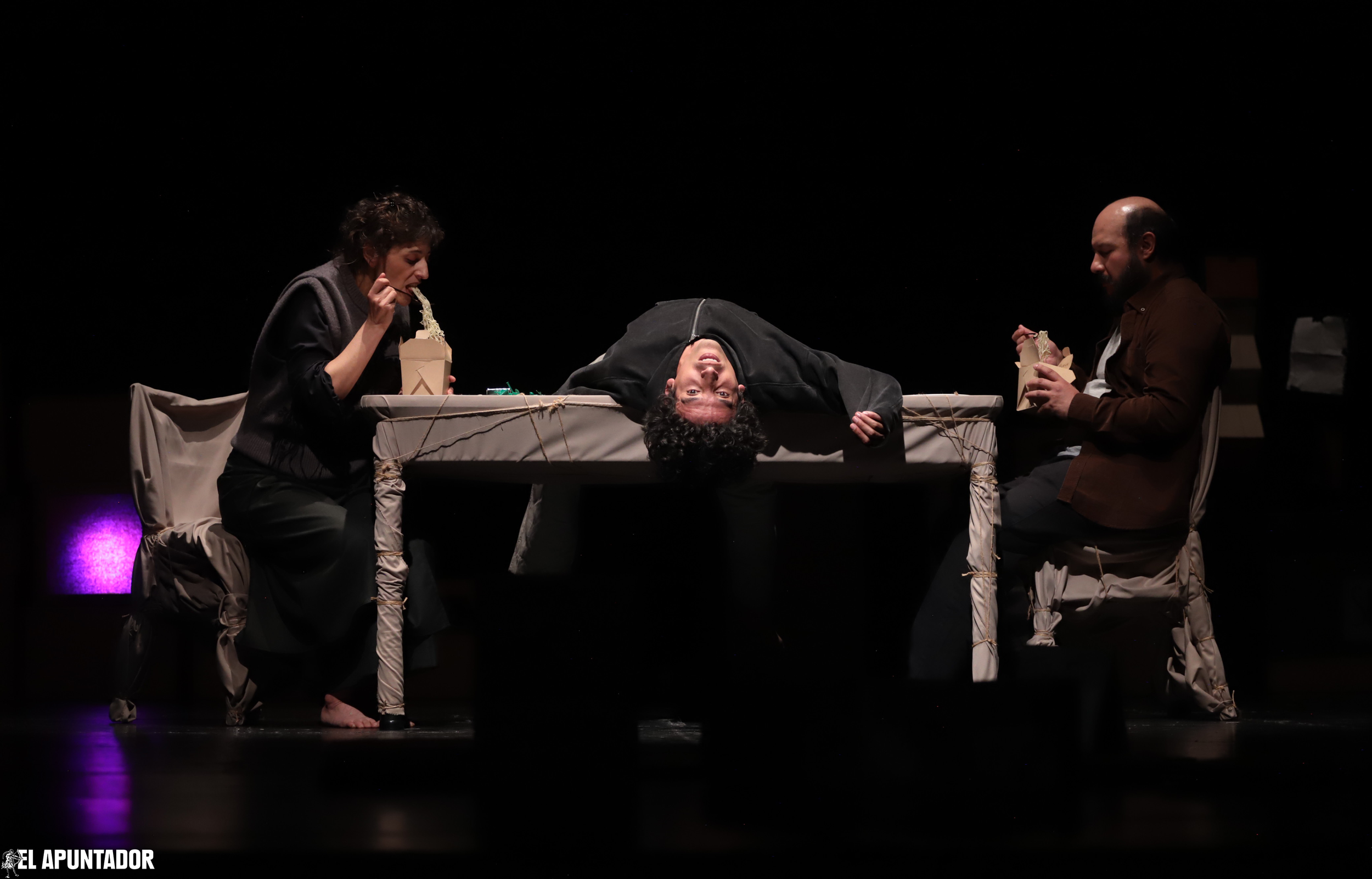 ¿Es este un libro de victoria (en minúsculas)?  Carmen Elena Jijón