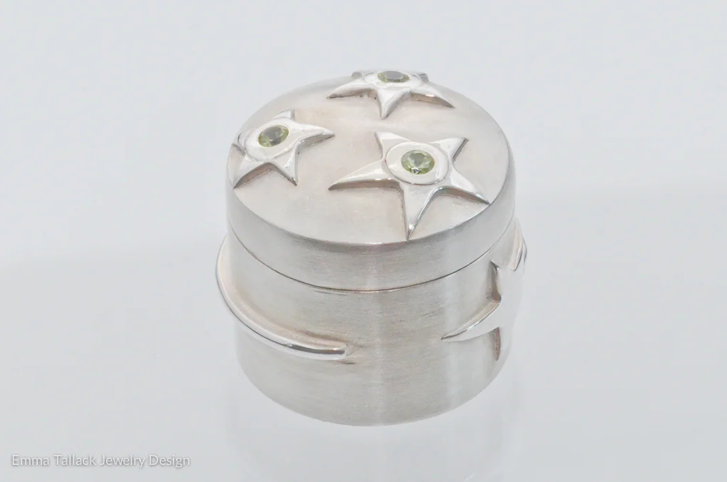 Example: Sterling silver, 3mm faceted peridot stones set into friction fit lid, magic wand wraps around the box, Size: approx. 3 cm diameter Peridot is the August birthstone