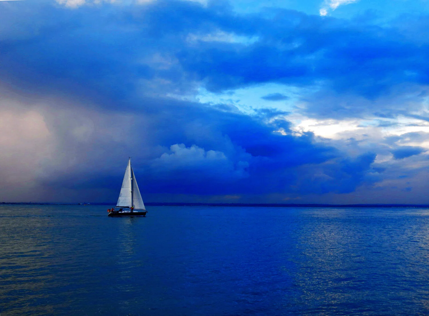 Sail+boat+on+the+Isle+of+Wight+2 copy.jpg