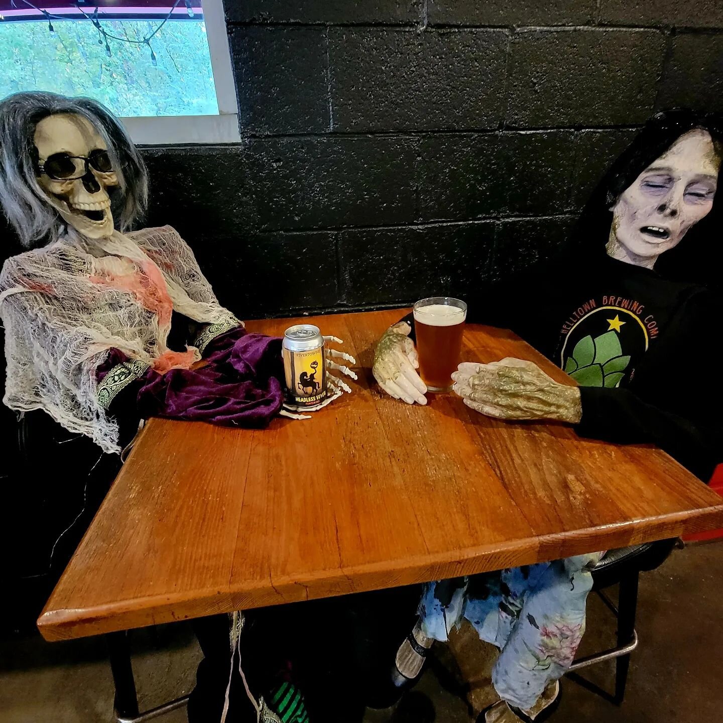 No matter where life takes you, there's always time for a Headless Wylie during Pumpkin season!

If these two can enjoy, so can you!

Available at all @helltownbrewing  taprooms located at @1700pennave, @helltowntaproomexport, @helltowntaproomhouston