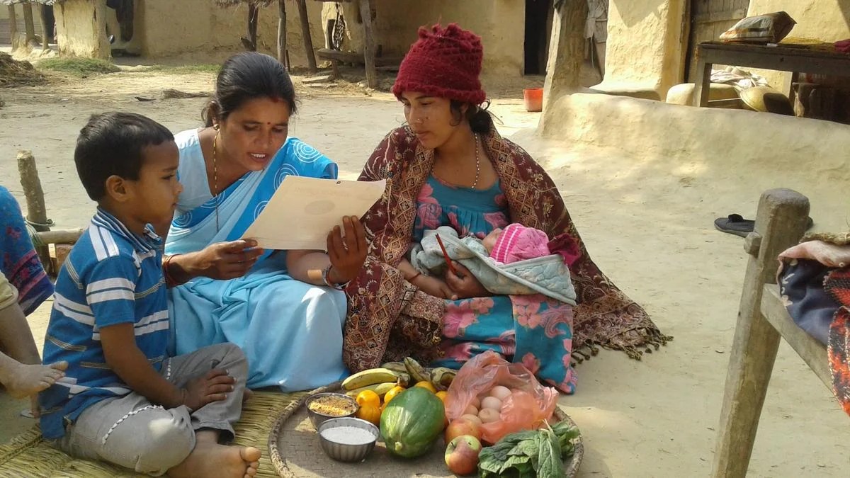A community health volunteer in Nepalgunj, Nepal, counsels new a mother during the Golden 1000 days on the importance of nutrition. Credit: © 2016 Vikash Deuja/Save the Children, Courtesy of Photoshare